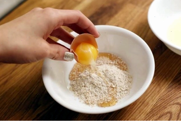 Bột gạo và trứng là nguyên liệu làm thẳng tóc tại nhà