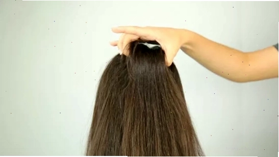 Bước 2 trong cách tết tóc kiểu Pháp: Chia tóc ban đầu