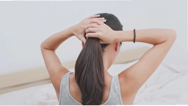 Buộc tóc quá chặt bằng dây thun dễ làm đứt gãy tóc