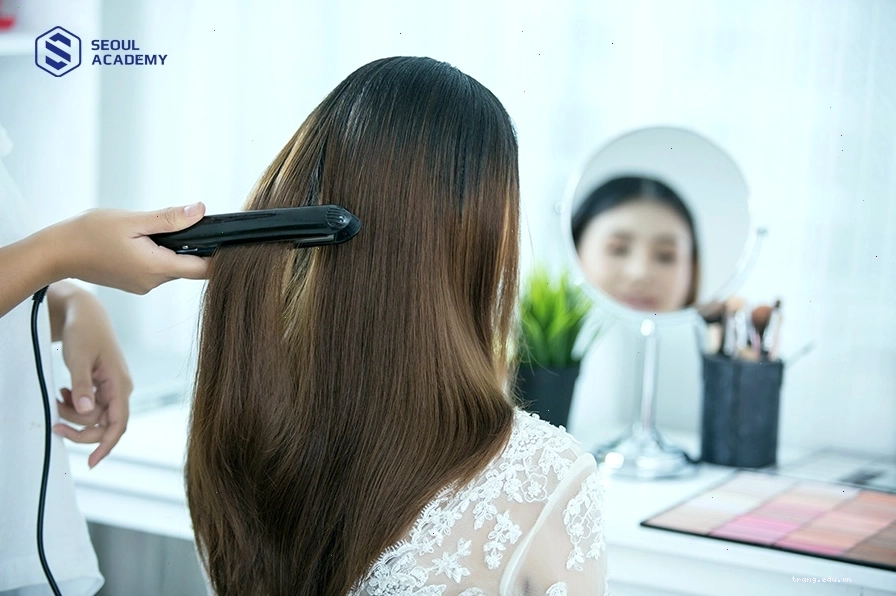 Các chuyên gia khuyên rằng tóc vừa ép thẳng không nên uốn liền