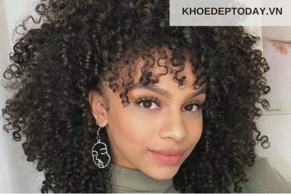 Cận cảnh cấu trúc sợi tóc xoăn với sự phân bố protein keratin không đồng đều