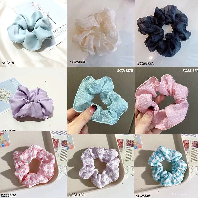 Cận cảnh chất liệu lụa mềm mại của dây buộc tóc scrunchie SHeGAN