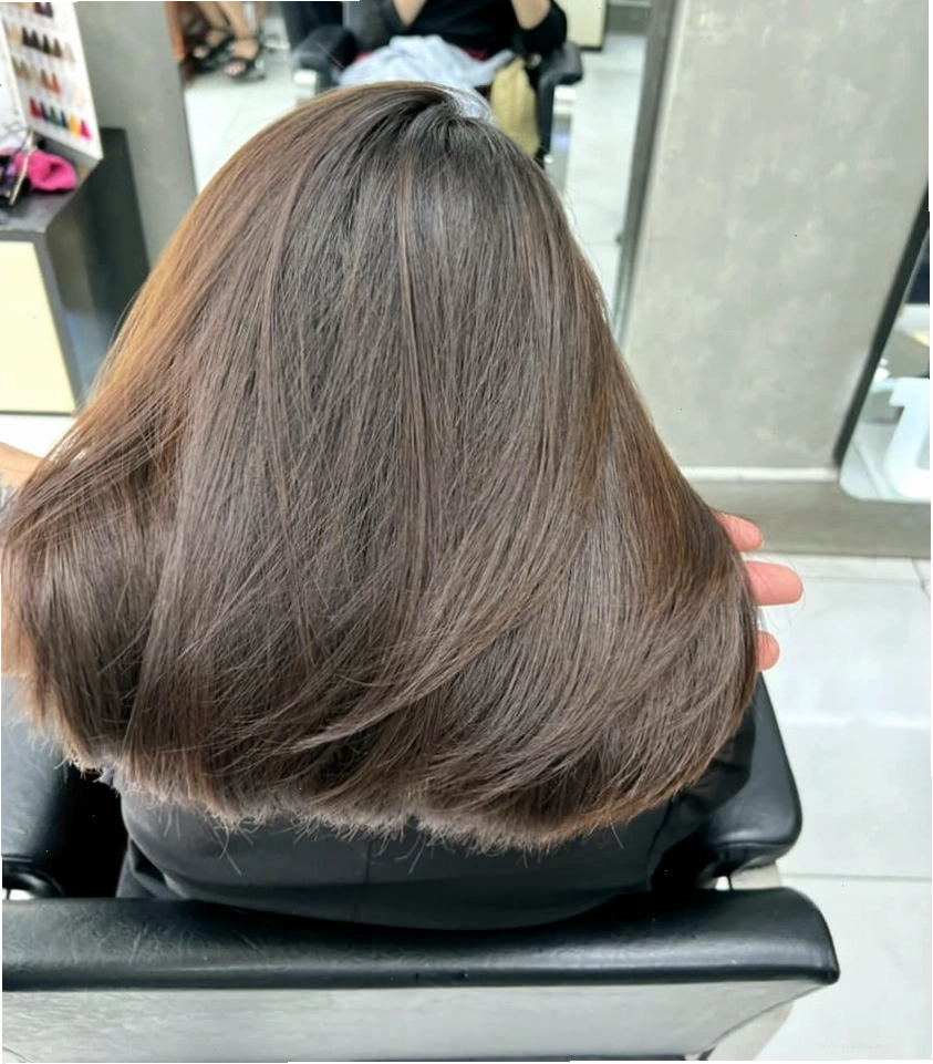 Cận cảnh mái tóc thẳng mượt sau khi duỗi tại Siêu thị Tóc Á Đông