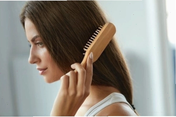 Chải tóc vào buổi sáng & trước khi ngủ sẽ giúp tóc bạn ít bị rối tốc.