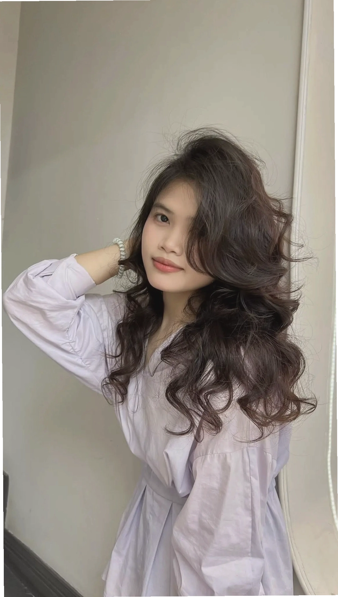 Chăm sóc tóc uốn sóng bung lơi đúng cách để giữ nếp lâu dài