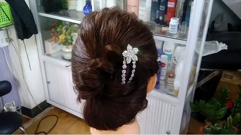 Chỉ cần một phụ kiện nhỏ cũng đủ giúp kiểu tóc búi này trở nên tuyệt vời hơn