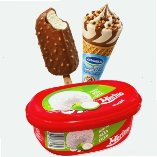 Cô gái trẻ trung với mái tóc đen ánh đỏ cherry năng động