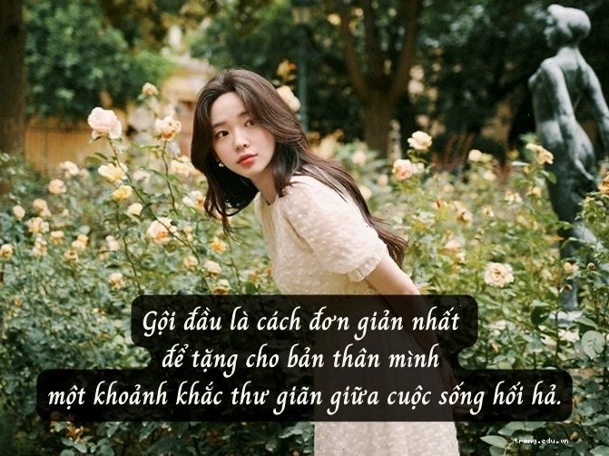 Cô gái với mái tóc dài óng ả đang cười tươi