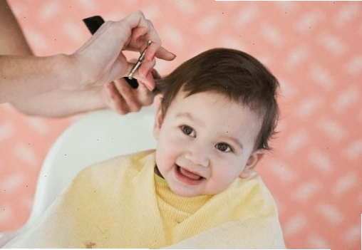 Đảm bảo bé được ngồi vững vàng trên ghế cao khi cắt tóc máu