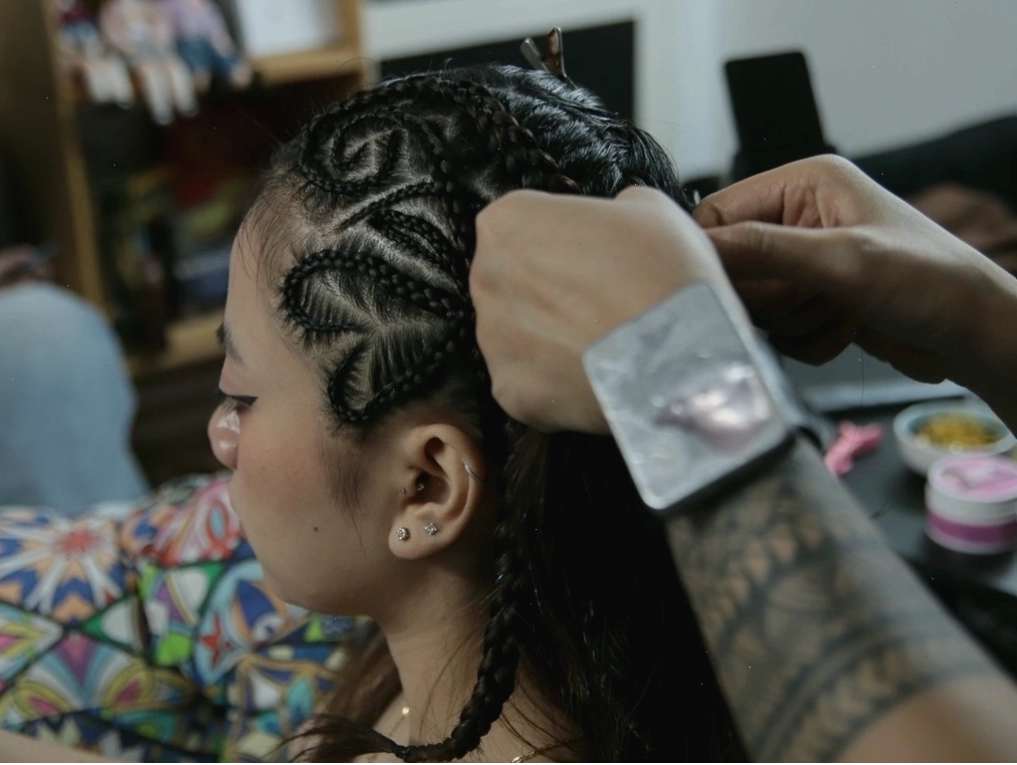 Hoàng Thủy với kiểu tóc cornrow nguyên đầu cá tính