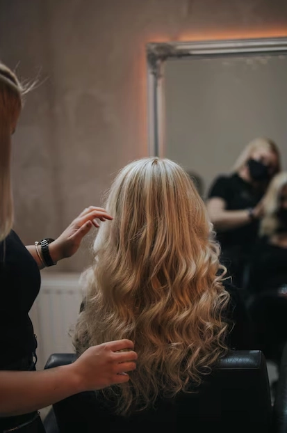 Khám phá vẻ đẹp đa dạng hình ảnh thợ cắt tóc nữ và salon tóc ấn tượng