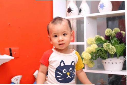 Kiểu tóc 3 chỏm cho bé trai mặt tròn