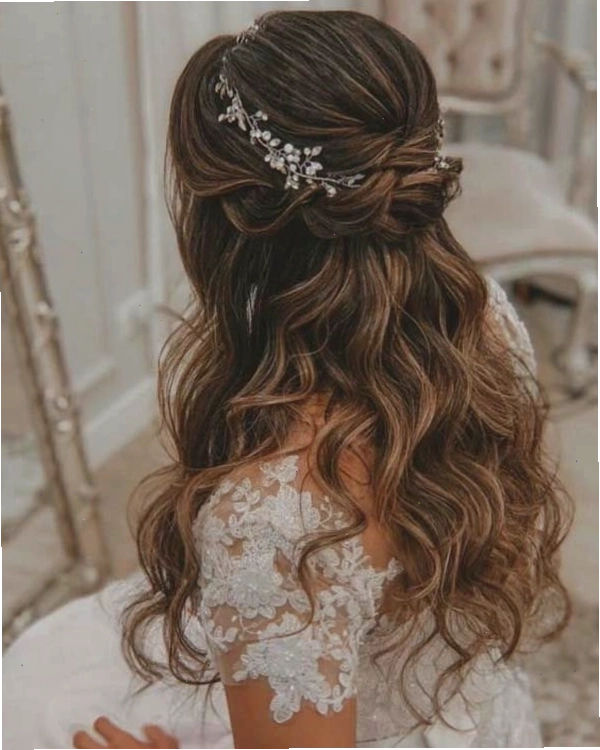 Kiểu tóc búi thấp thanh lịch cho mẹ cô dâu