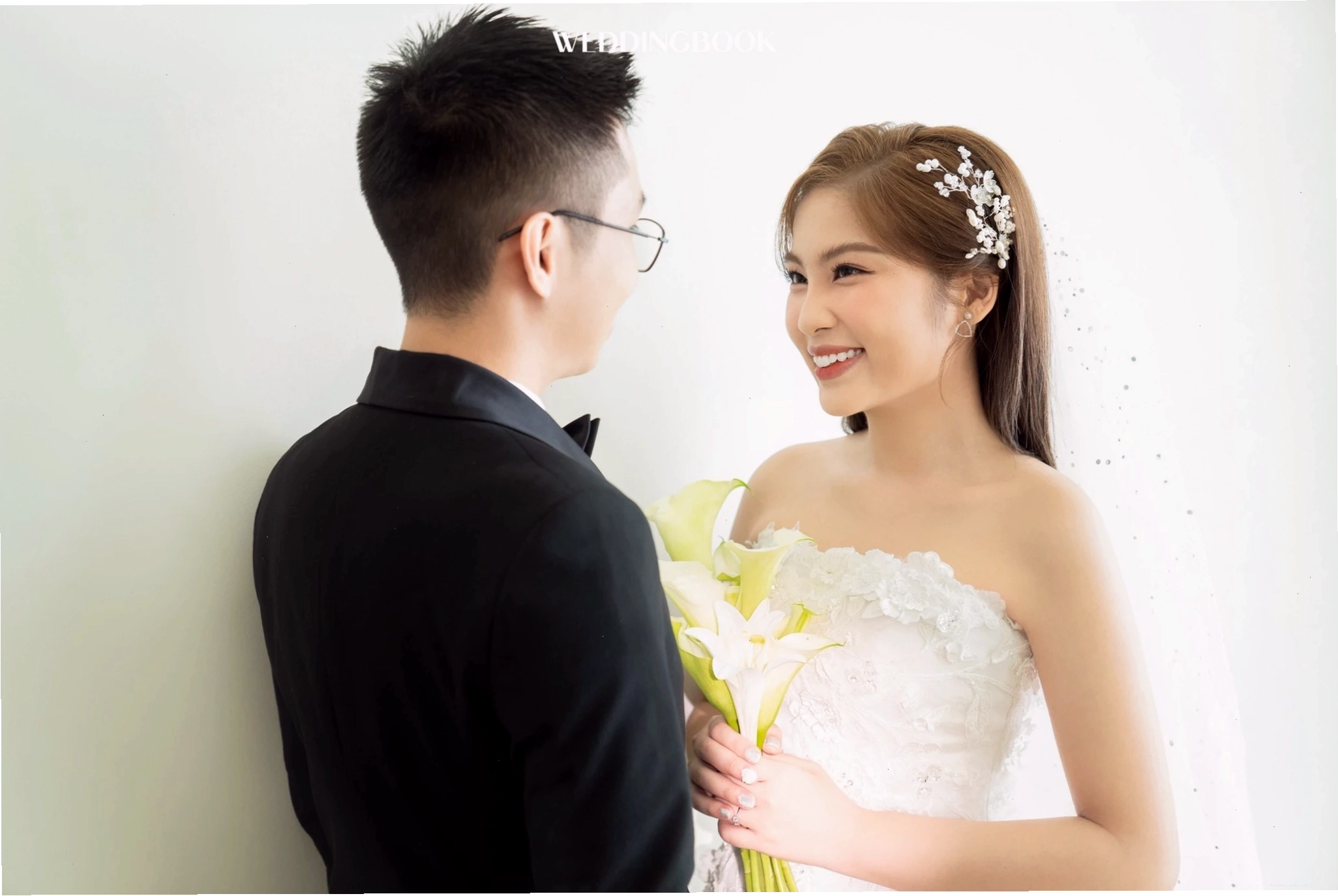 Kiểu tóc cô dâu tóc ngắn ngang vai được uốn cúp nhẹ nhàng tạo vẻ đẹp nữ tính