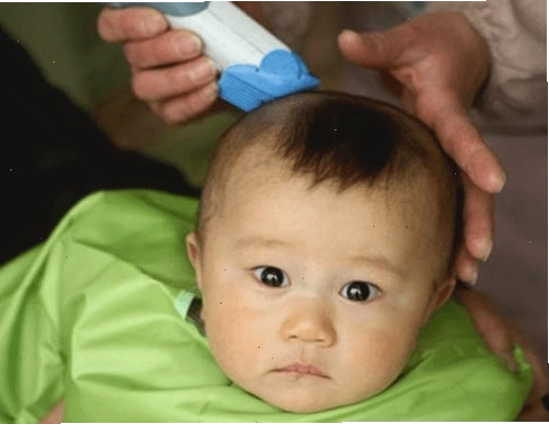 Kiểu tóc trái đào đáng yêu cho bé trai với chỏm tóc ngộ nghĩnh