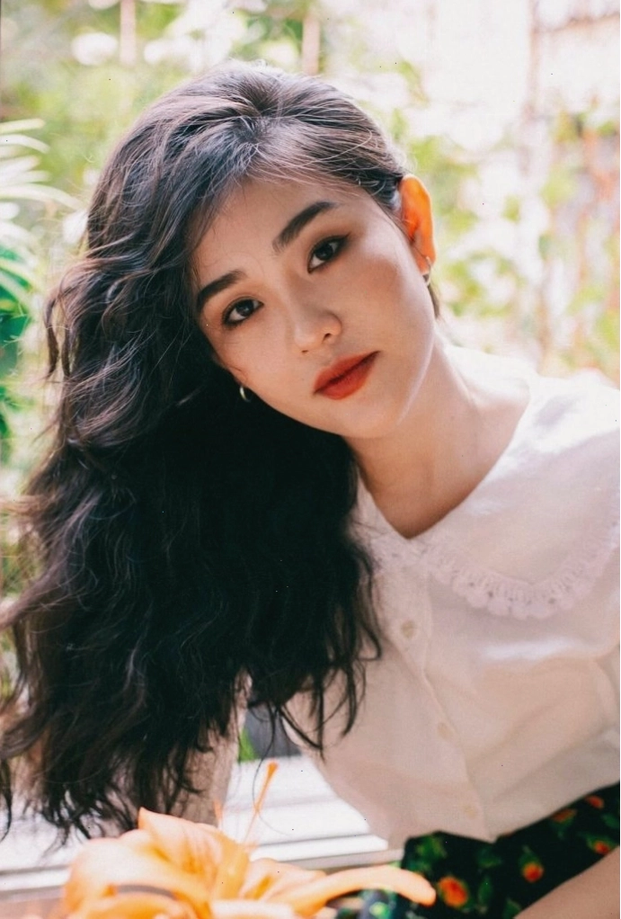 Kiểu tóc uốn xoăn retro với lọn xoăn to và dày tạo vẻ ngoài sang trọng