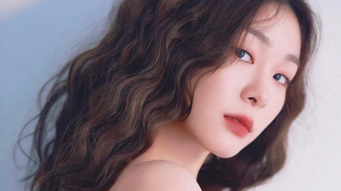 Kiểu Uốn Phồng Chân Tóc Tạo Vẻ Dày Dặn và Thanh Thoát Cho Gương Mặt
