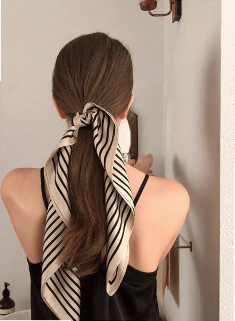 Nếu các bạn muốn cột tóc duỗi thì hãy đợi 4 - 7 ngày sau khi duỗi. Hãy dùng một dải lụa để cột tóc để tránh làm gãy tóc của bạn.
