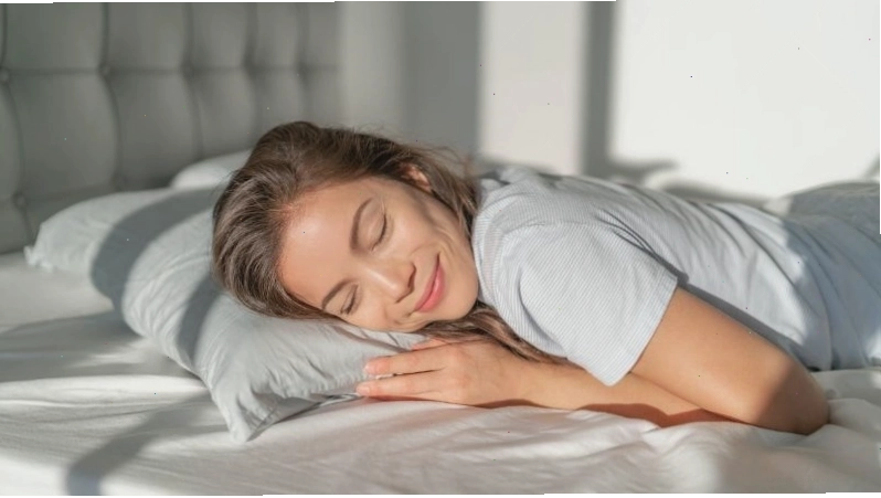 Ngủ trên vỏ gối lụa giúp giảm ma sát cho tóc