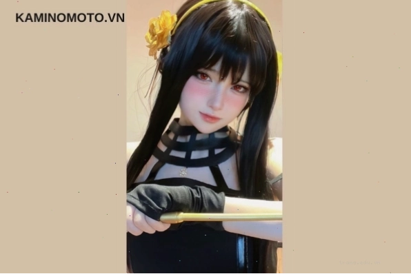 Nhân vật anime với mái tóc dài thẳng mượt mà, thể hiện vẻ đẹp dịu dàng
