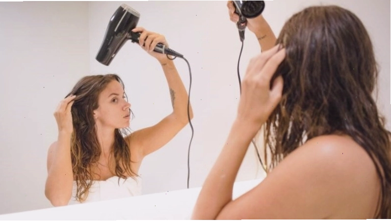 Nhiệt độ cao từ máy tạo kiểu làm tóc bị hư tổn
