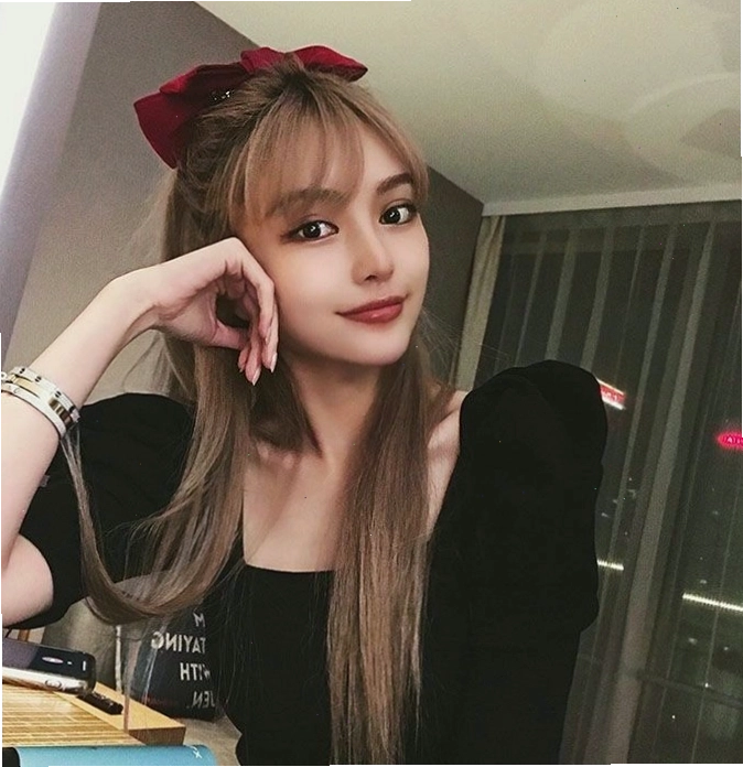 Nơ buộc tóc làm tăng vẻ thanh lịch cho tóc buộc nửa đầu thấp