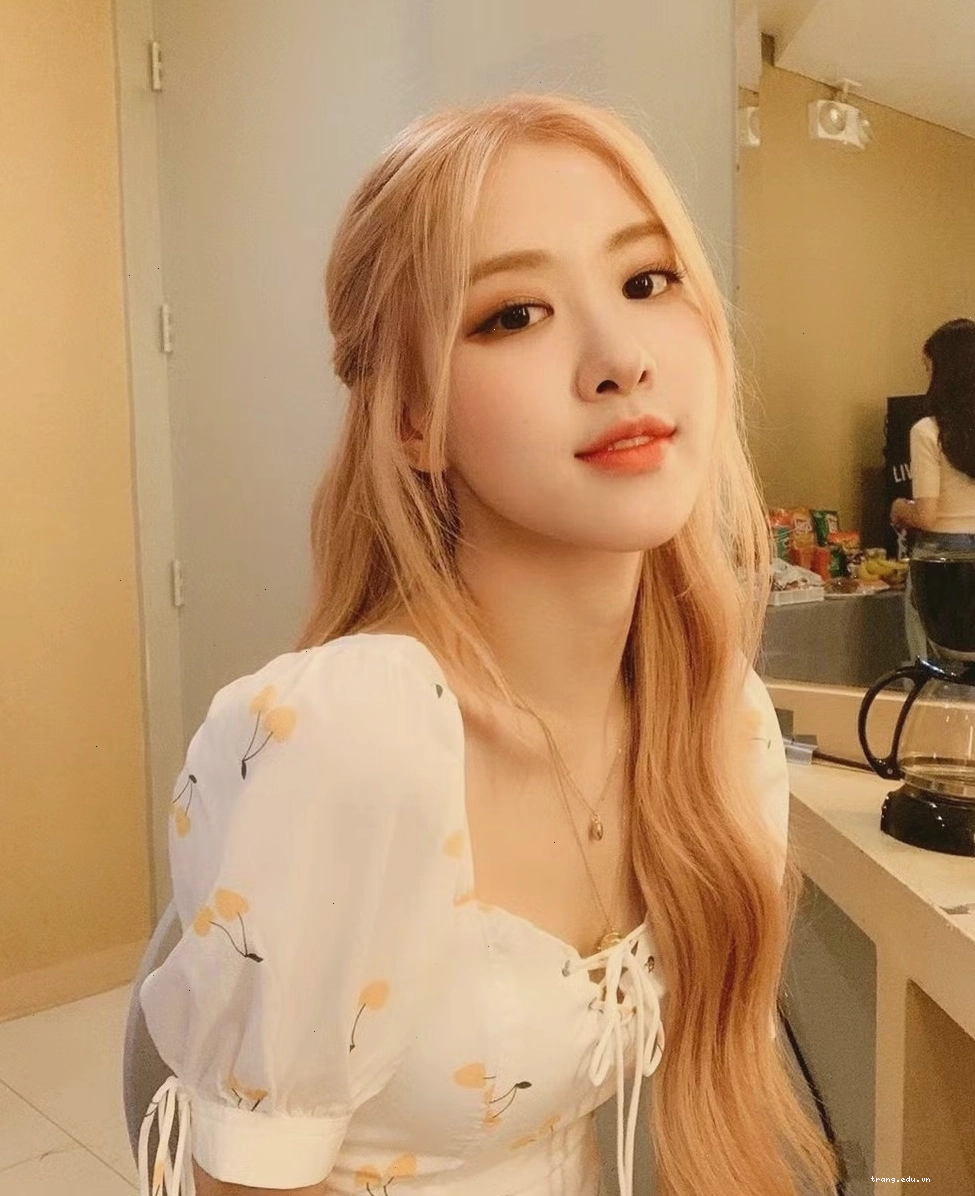 Rosé với mái tóc xám khói đầy ma mị và quyến rũ