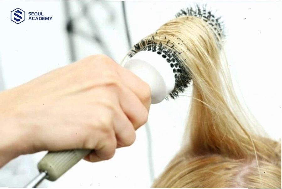 Sấy tóc cùng với lược tròn là cách để khắc phục tóc ép bị xẹp