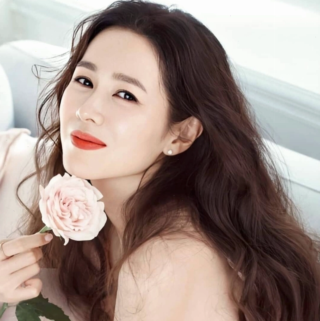 Son Ye Jin với mái tóc xoăn gợn sóng to
