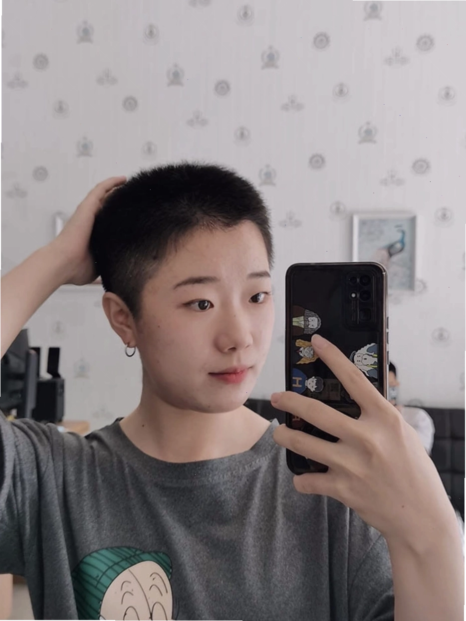 Song Jiaqian quyết định cắt đầu đinh sau khi vượt qua kỳ thi tuyển làm giáo viên