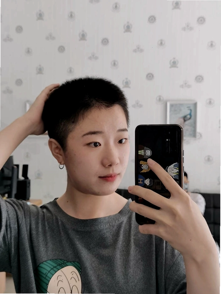 Song Jiaqian trước và sau khi cắt tóc đầu đinh