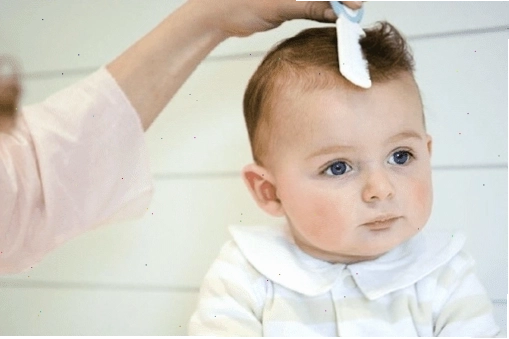 Sử dụng kéo chuyên dụng để cắt tóc máu cho trẻ sơ sinh một cách an toàn