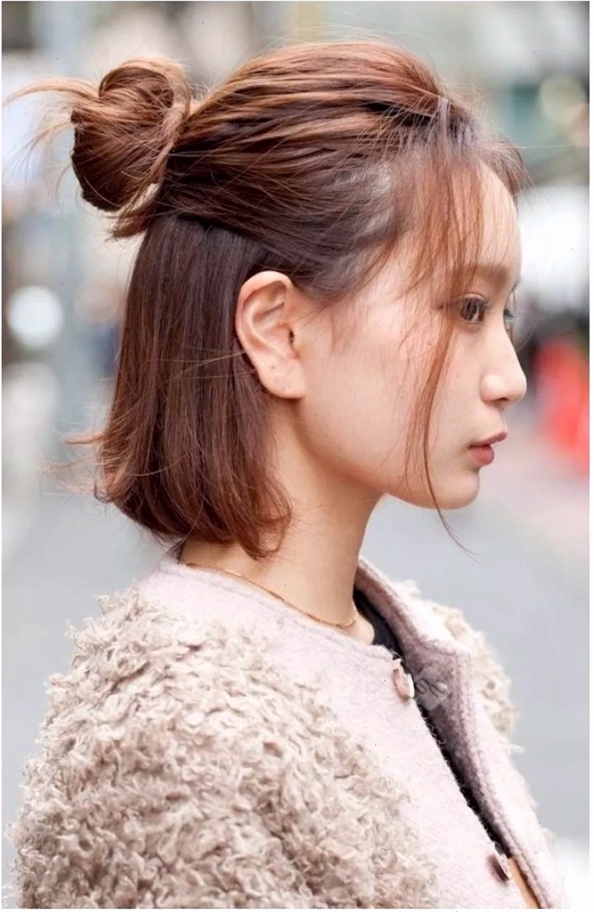 Sử dụng phụ kiện để mái tóc buộc nửa đầu thêm xinh