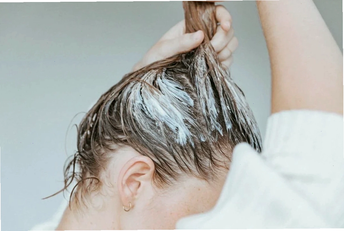 Sự tác động từ bên ngoài kết hợp chăm sóc từ bên trong giúp tóc phát triển khỏe mạnh