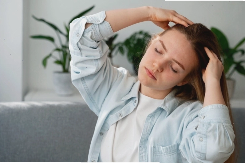 Tình trạng căng thẳng, mệt mỏi kéo dài có thể làm tóc bạc sớm ở nữ giới