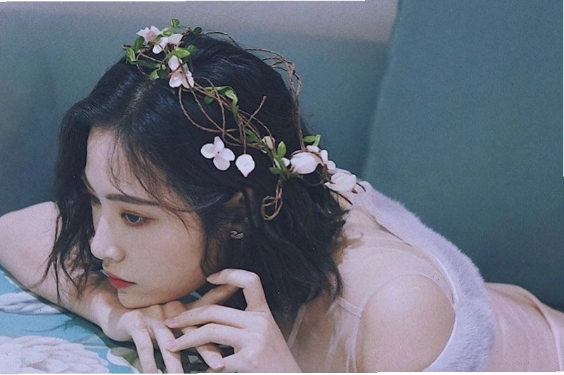 Tóc cô dâu xõa cài hoa tươi rạng rỡ và đầy sức sống