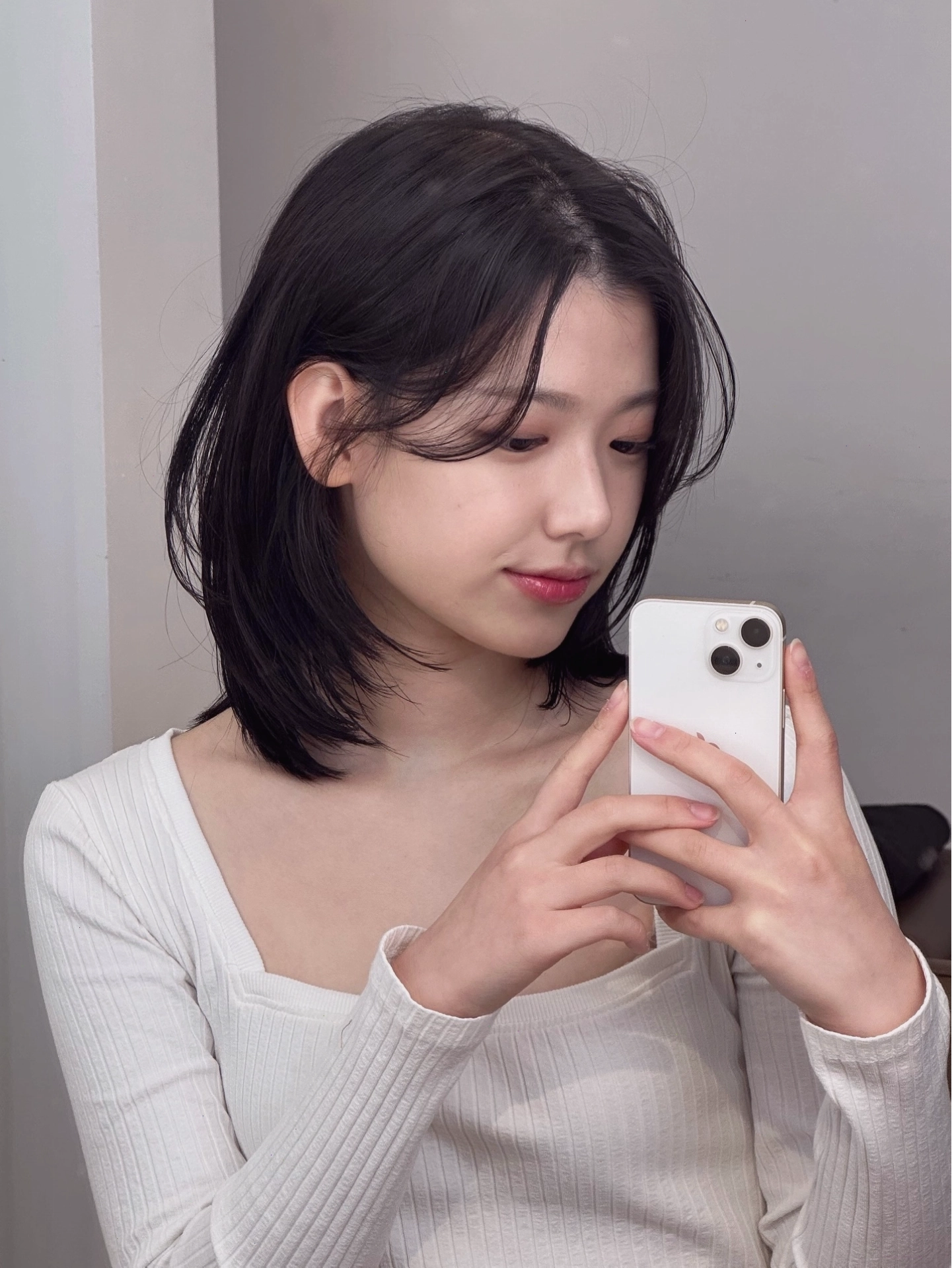 Tóc đen uốn đuôi sành điệu và bóng bẩy