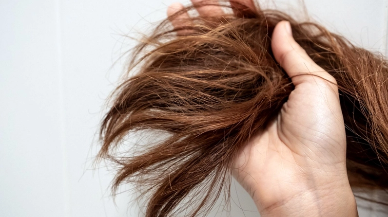 Tóc duỗi bị cháy phải làm sao? Bí quyết phục hồi tóc hư tổn hiệu quả
