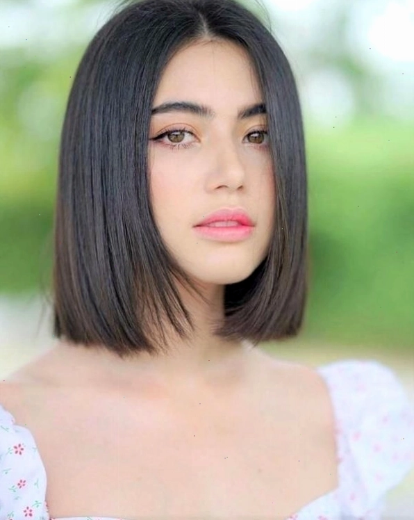Tóc ngắn ép thẳng mái thưa giúp gương mặt thêm cân đối, hài hòa