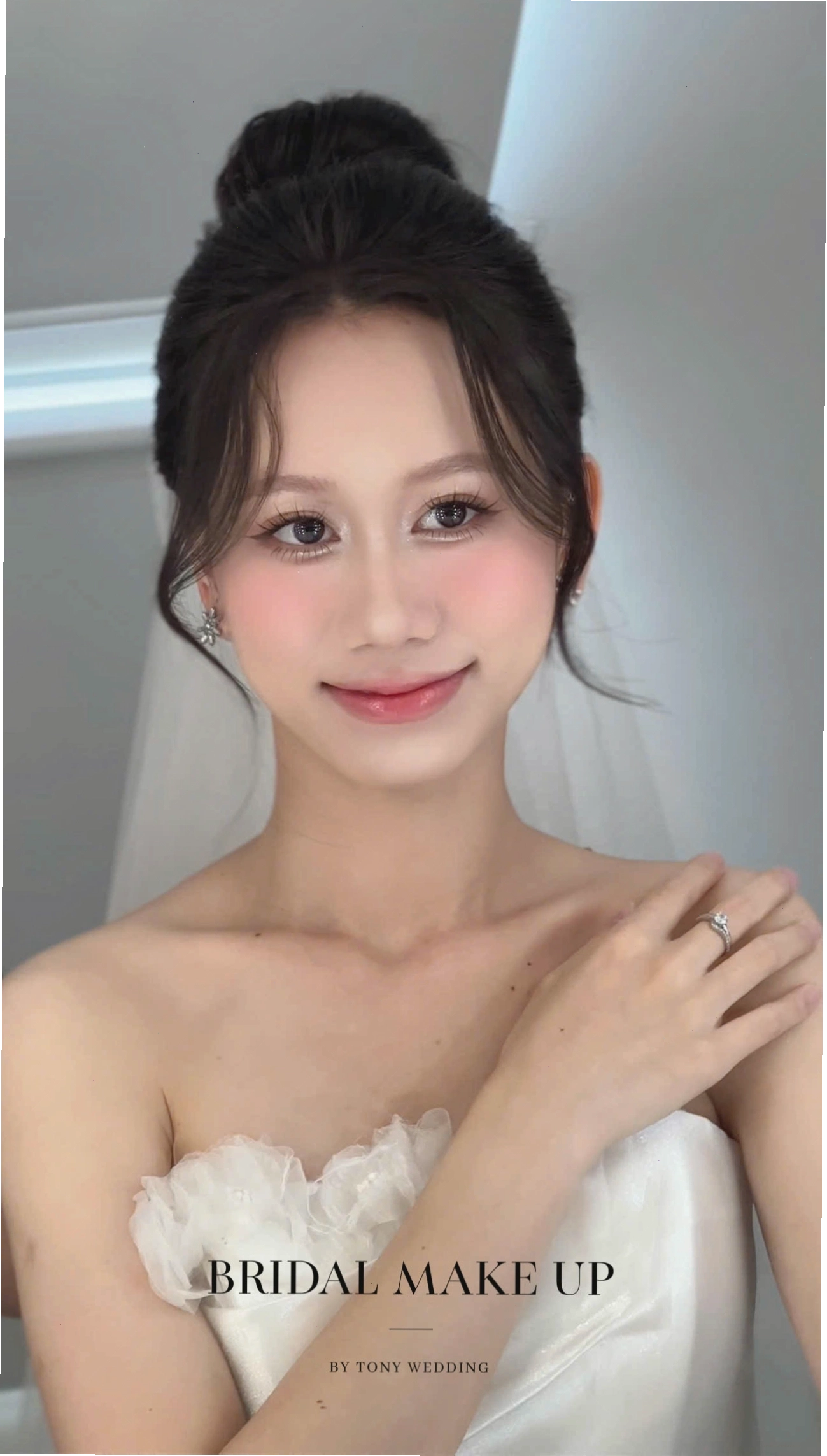 Tóc sóng nước búi thấp sang trọng cho cô dâu