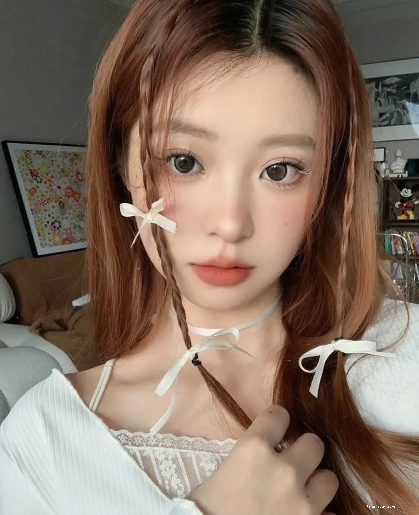 Tóc tết hai bên tinh nghịch cùng dây ruy băng