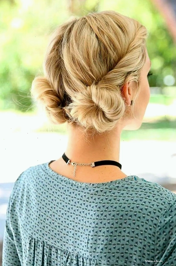 Tóc tết xoắn hai bên mai và búi lớn phía sau gáy, tạo vẻ ngoài độc đáo