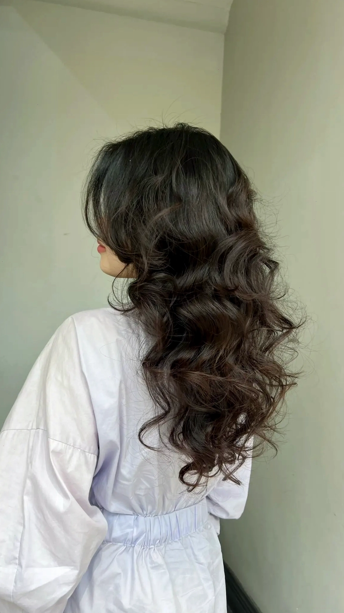 Tóc uốn sóng bung lơi vào nếp gọn gàng và dễ chăm sóc