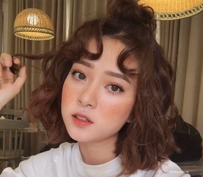 Tóc xoăn hippie ngắn ngang vai với lọn xoăn to bồng bềnh