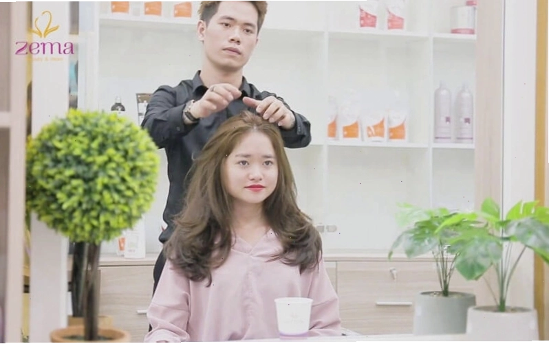 Uốn xoăn sóng nhẹ kết hợp màu nhuộm nổi bật tạo điểm nhấn ấn tượng